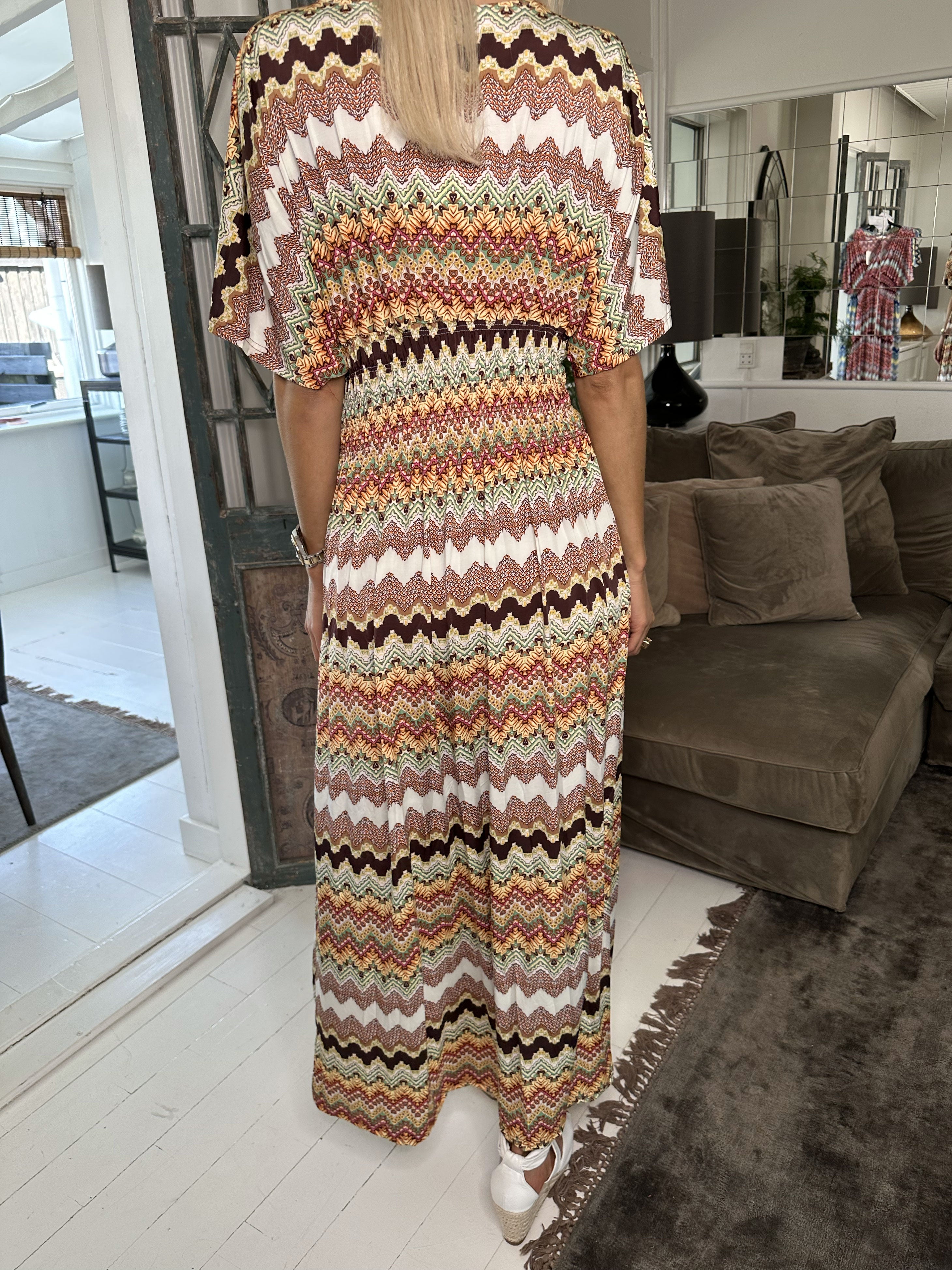 Pams Zigzag - Lang elastisk kjole i krølfrit stof